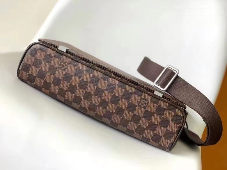 Louis Vuitton DISTRICT MM Damier Ebene High