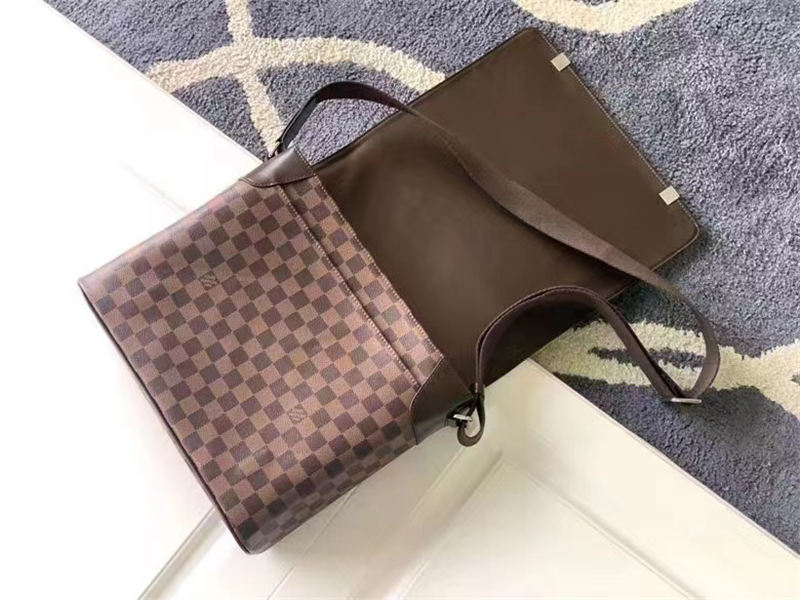 Louis Vuitton DISTRICT MM Damier Ebene High